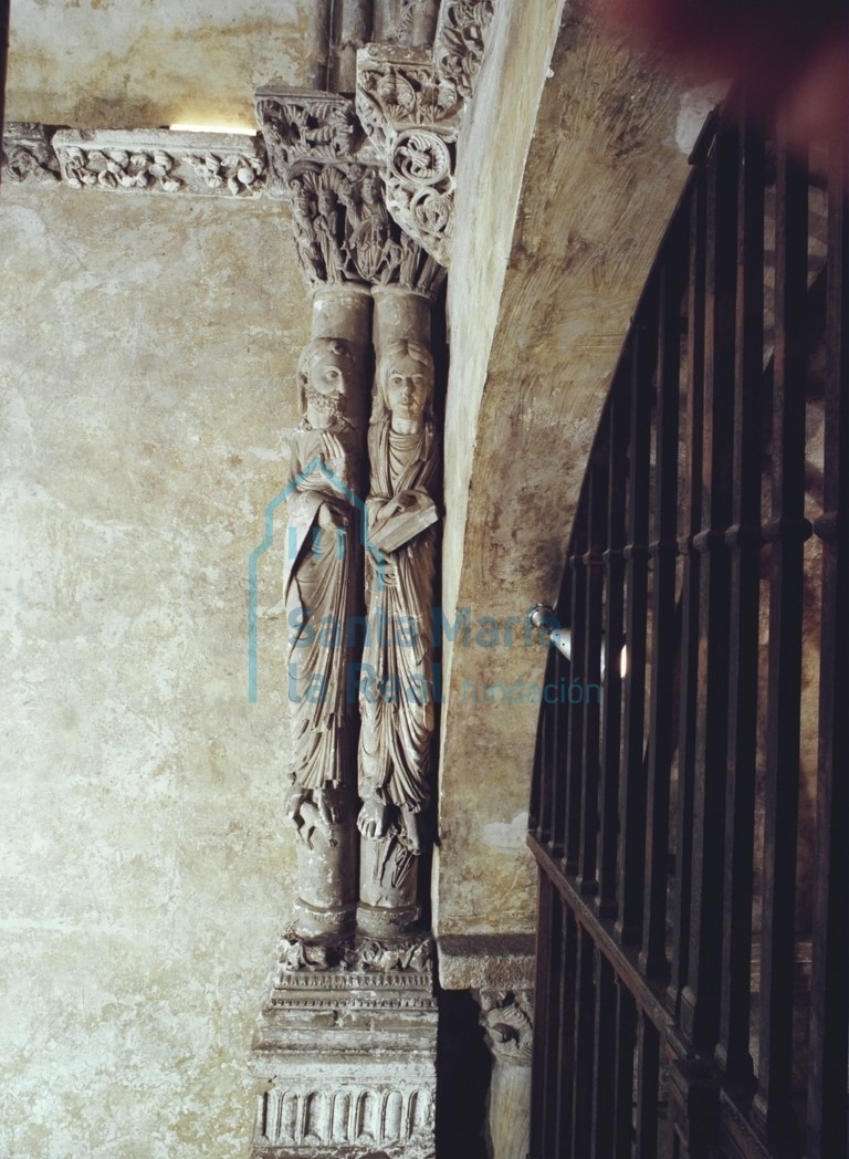 Columna con las figuras de San Mateo y San Andrés