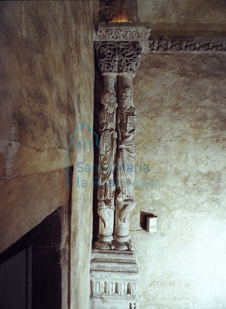 Columna con las figuras de San Simón y San Judas Tadeo