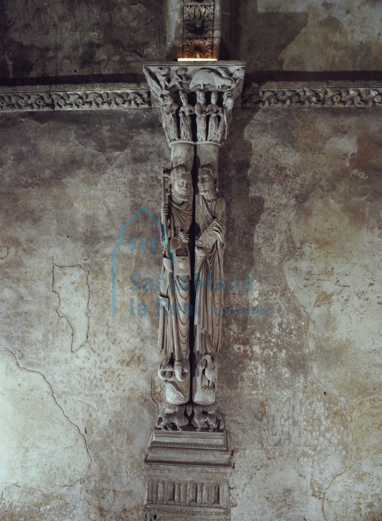 Columna con las figuras de Santiago el Mayor y San Juan