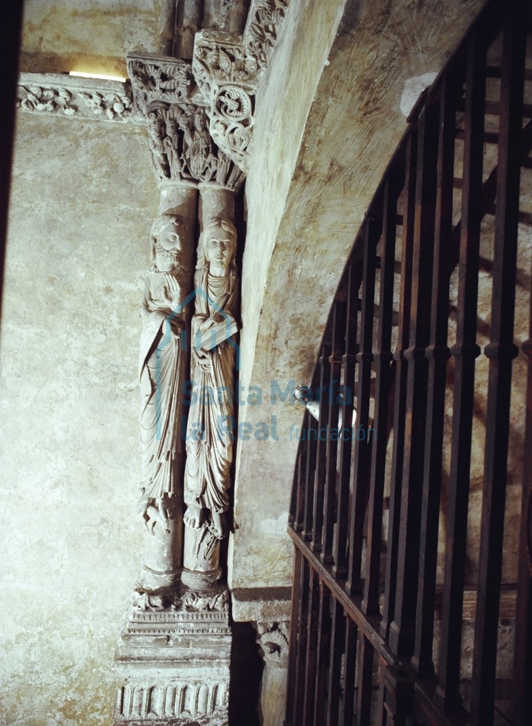 Columna con las figuras de San Mateo y San Andrés
