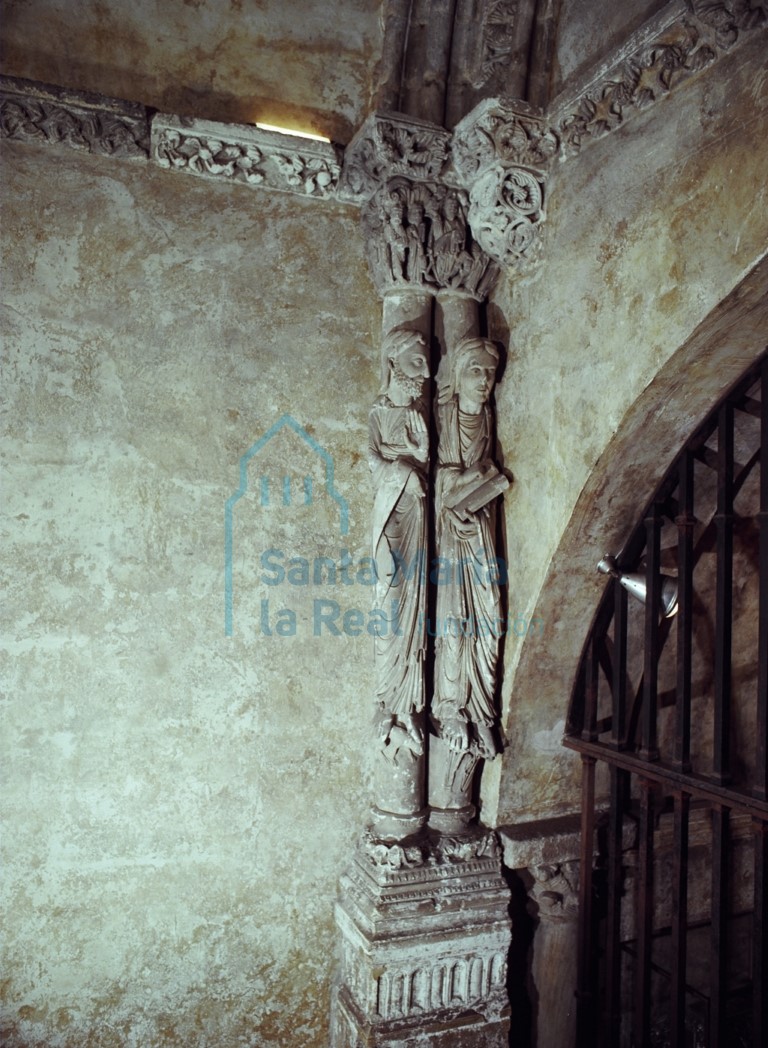 Columna con las figuras de San Mateo y San Andrés Columna con las figuras de San Mateo y San Andrés
