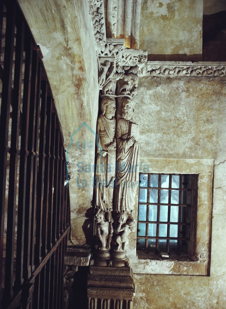 Columna con las figuras de Santiago el Menor y San Felipe, junto al arco triunfal