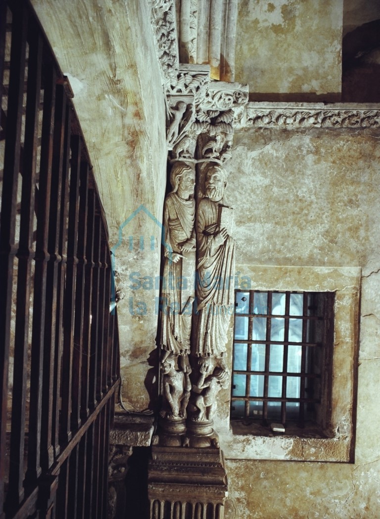 Columna con las figuras de Santiago el Menor y San Felipe, junto al arco triunfal