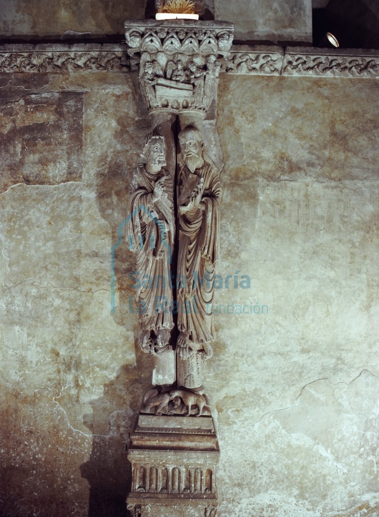 Columna con las figuras de San Pedro y San Pablo