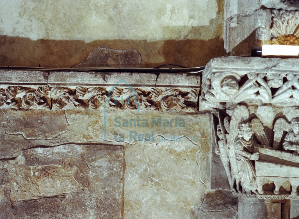 Detalle de la línea de imposta y vista de parte del capitel de la Resurrección de Cristo