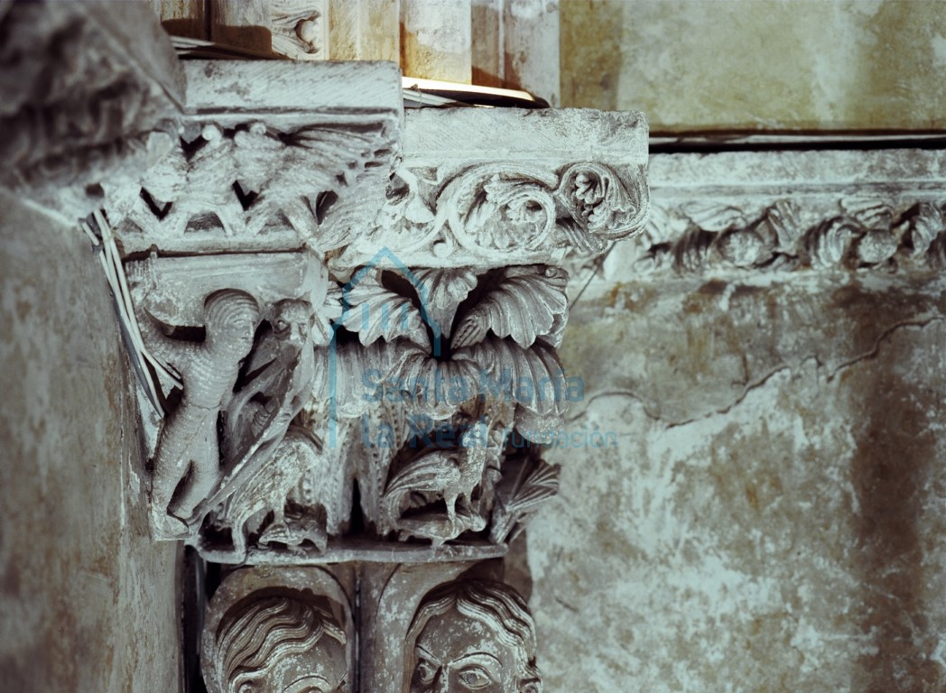 Capitel con escenas de cetrería