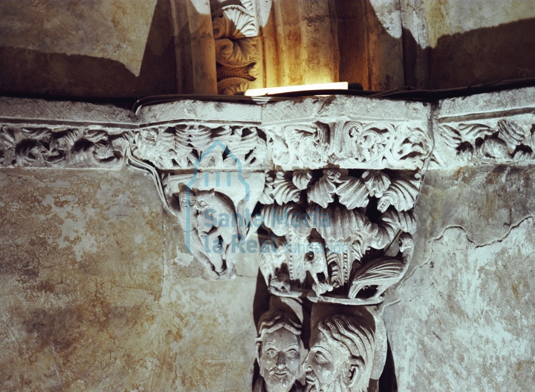 Capitel con escenas de cetrería