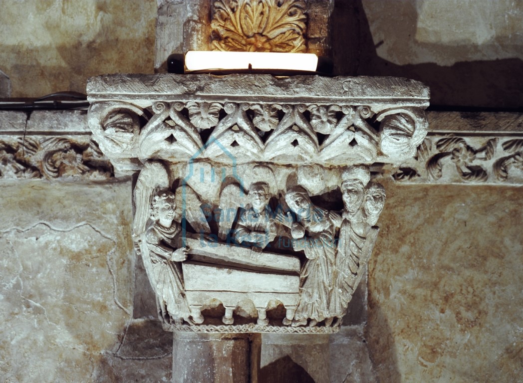 Capitel con la escena de las Tres Marías ante el sepulcro