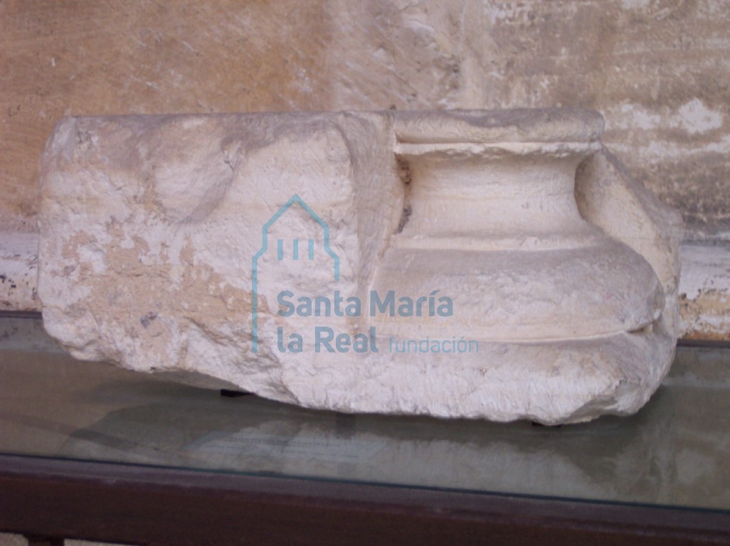 Fragmento de una basa ática geminada