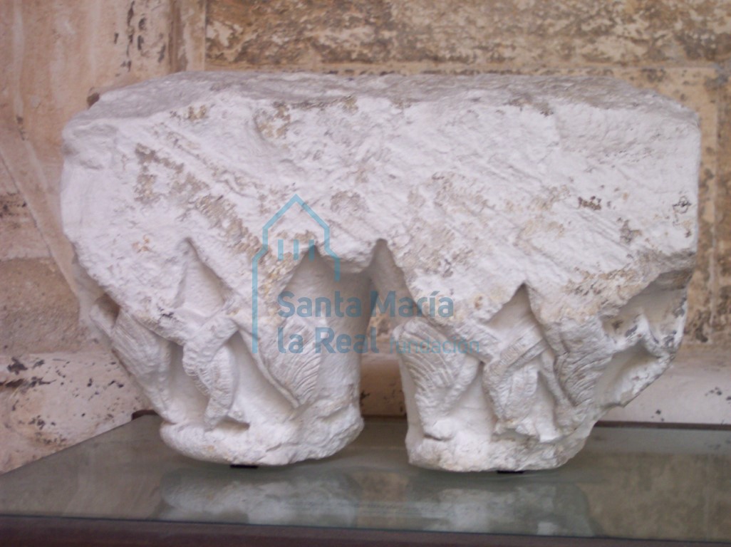 Capitel geminado con entrelazo