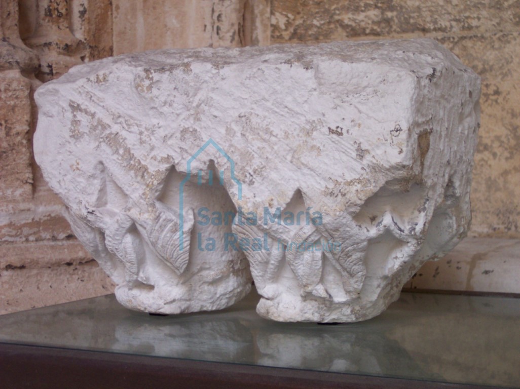 Capitel geminado con entrelazo