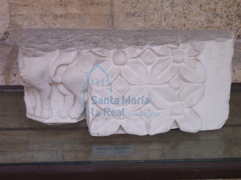 Fragmento de un capitel entrego figurado