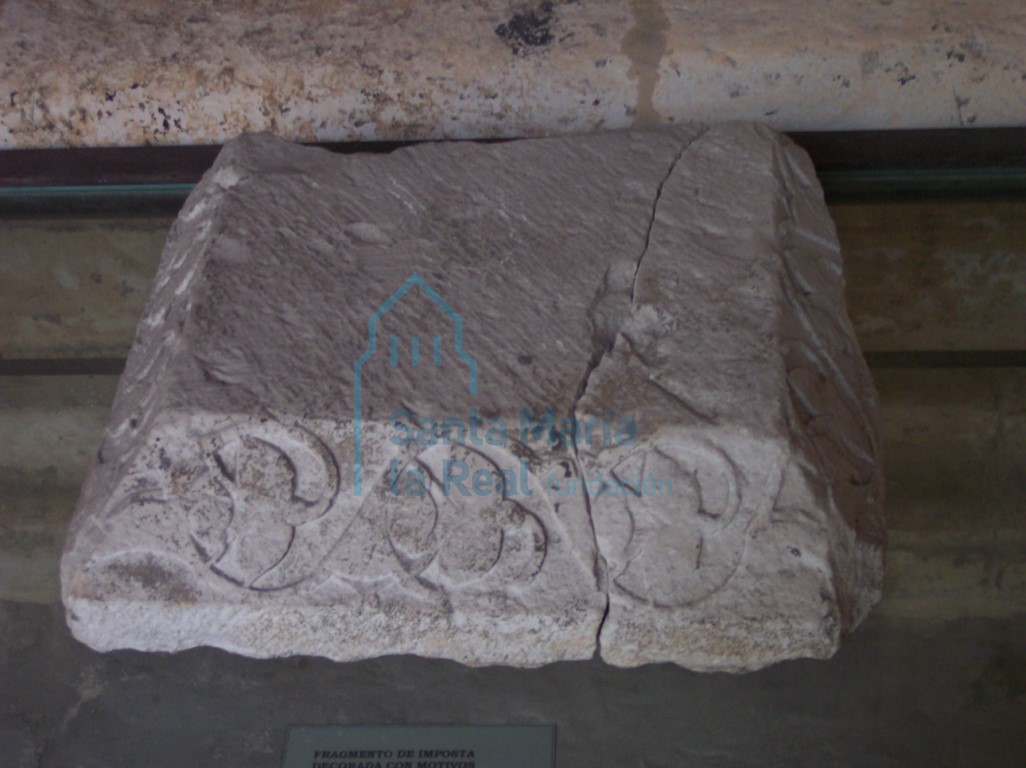 Fragmento de imposta con vegetales