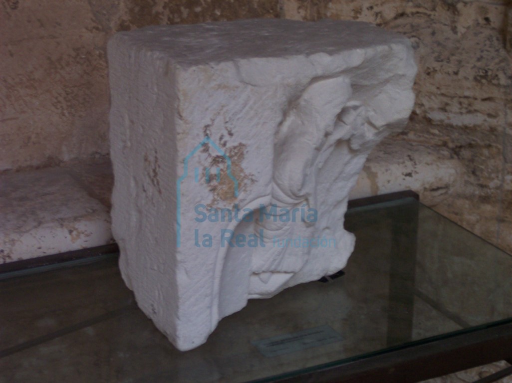 Capitel entrego con figuras humanas