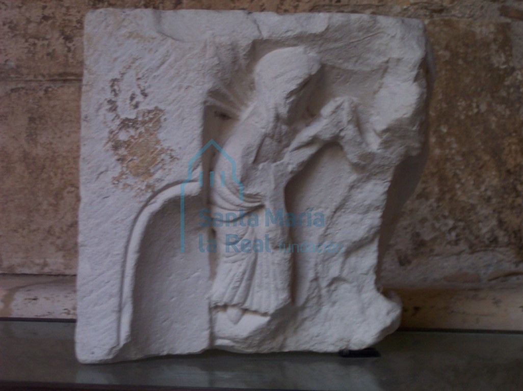 Capitel entrego con figuras humanas