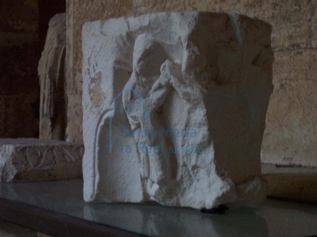 Capitel entrego con figuras humanas
