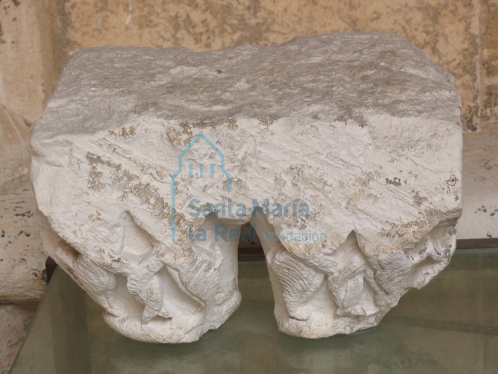 Capitel geminado con entrelazo