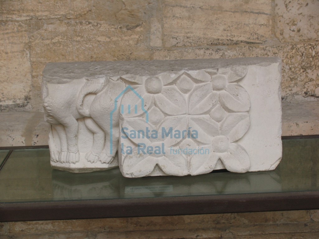Fragmento de un capitel entrego figurado