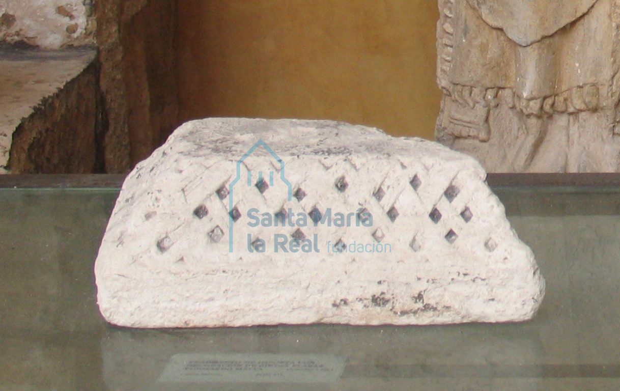 Fragmento imposta con entrelazos