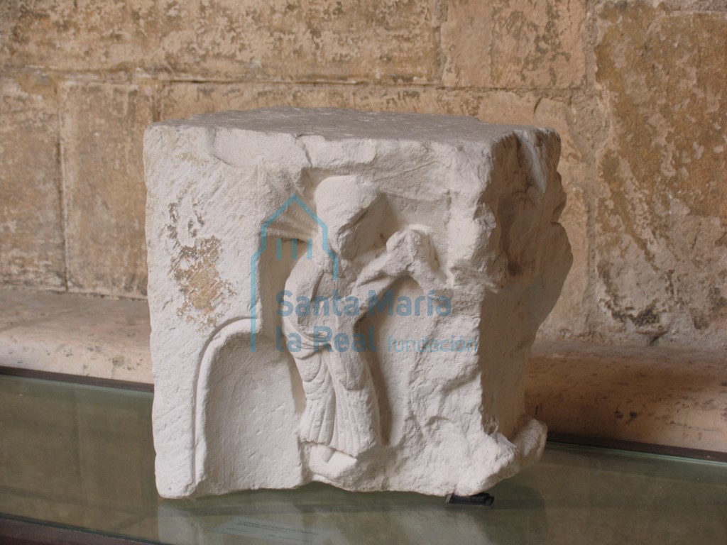 Capitel entrego con figuras humanas