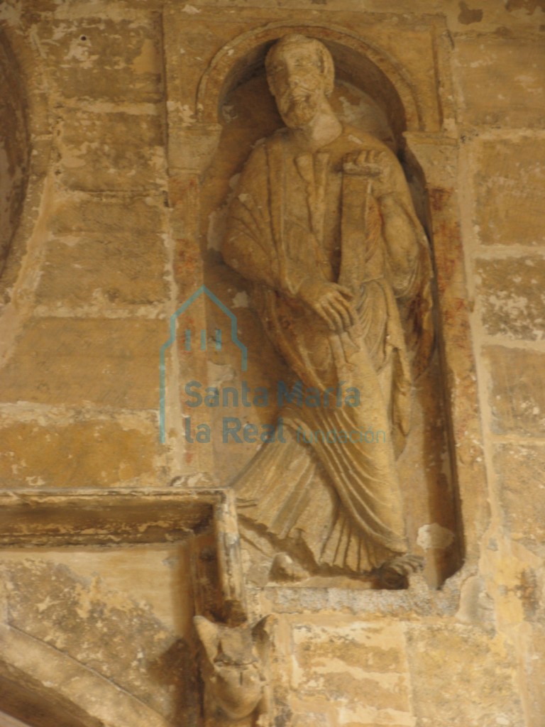 Relieve con figura del santo San Pablo