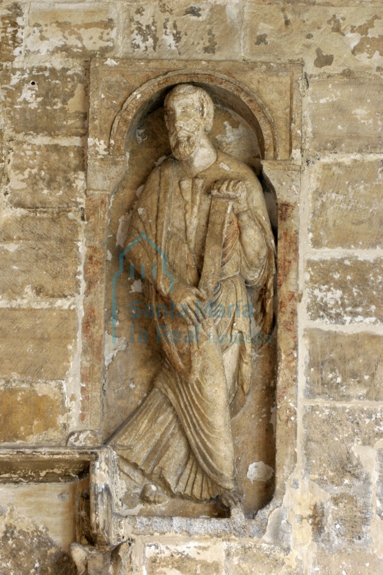 Relieve con figura del santo San Pablo