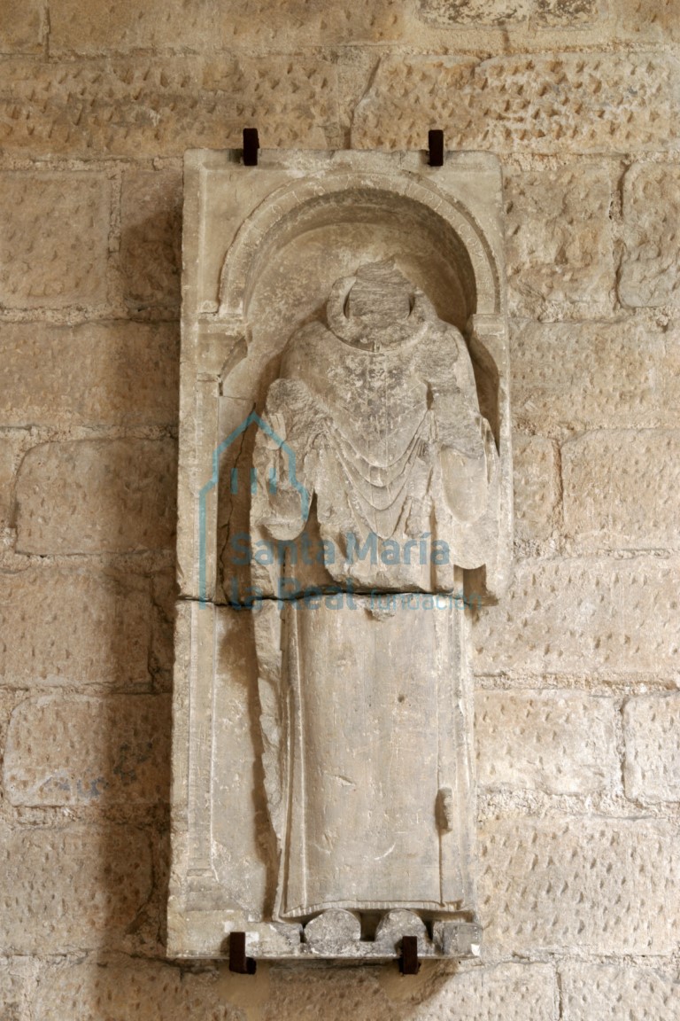 Relieve con figura del santo San Nicolas