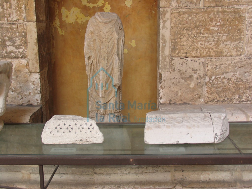 Relieve con figura de un santo