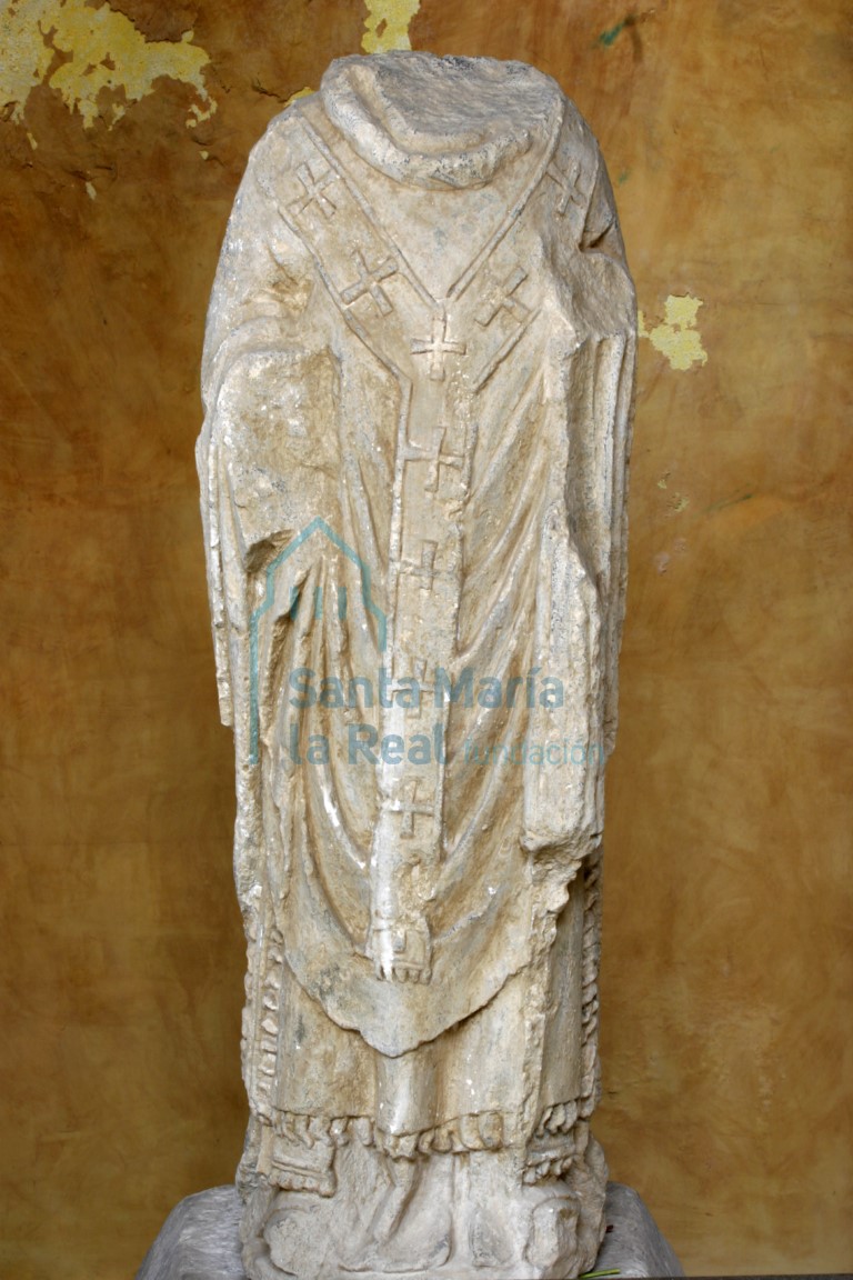 Relieve con figura de un santo