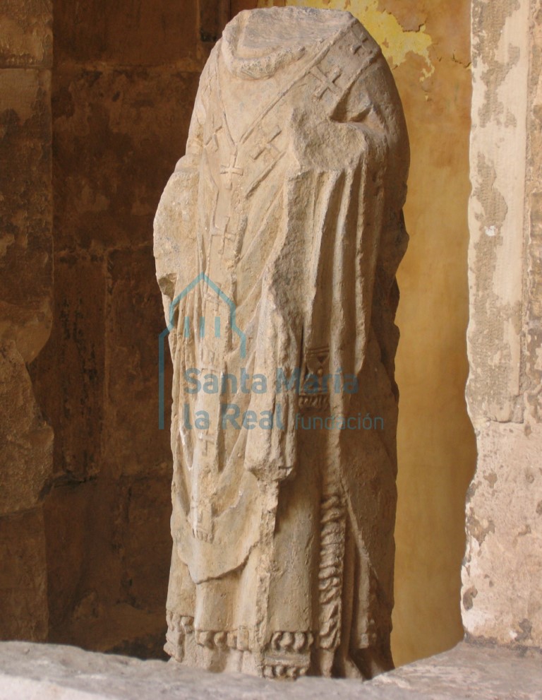 Relieve con figura de un santo