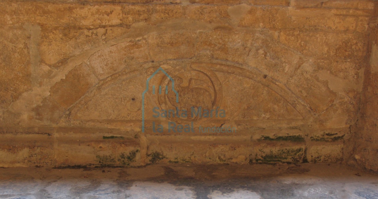 Arco con la representación de un cordero