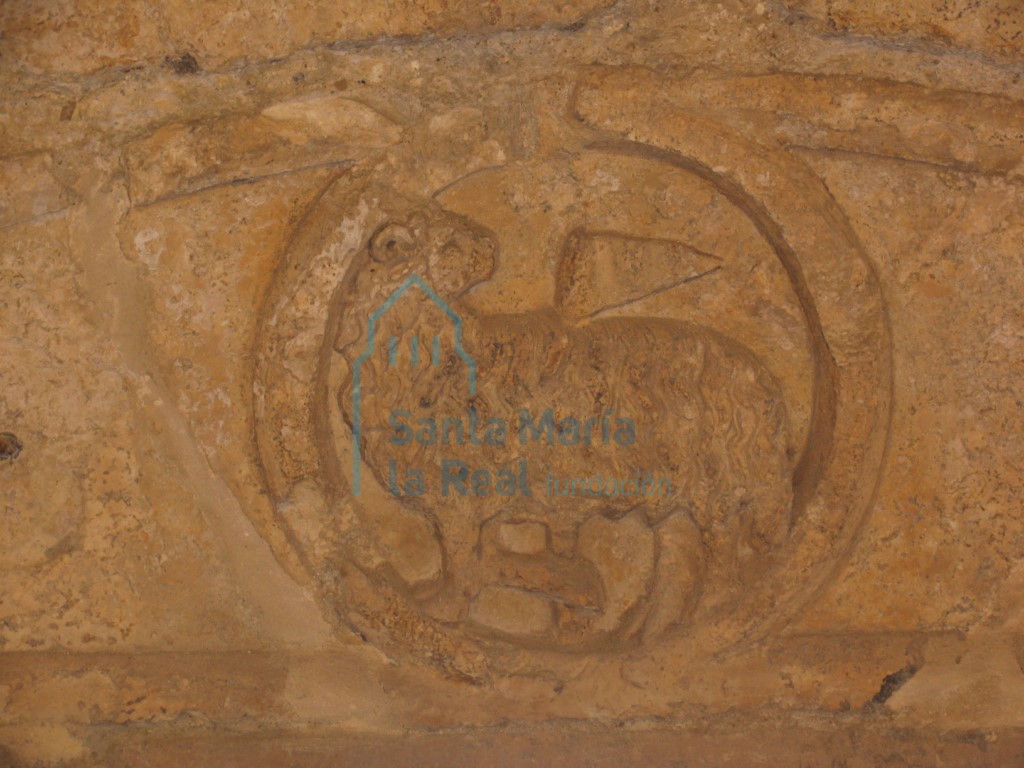 Representación de un cordero en un arco