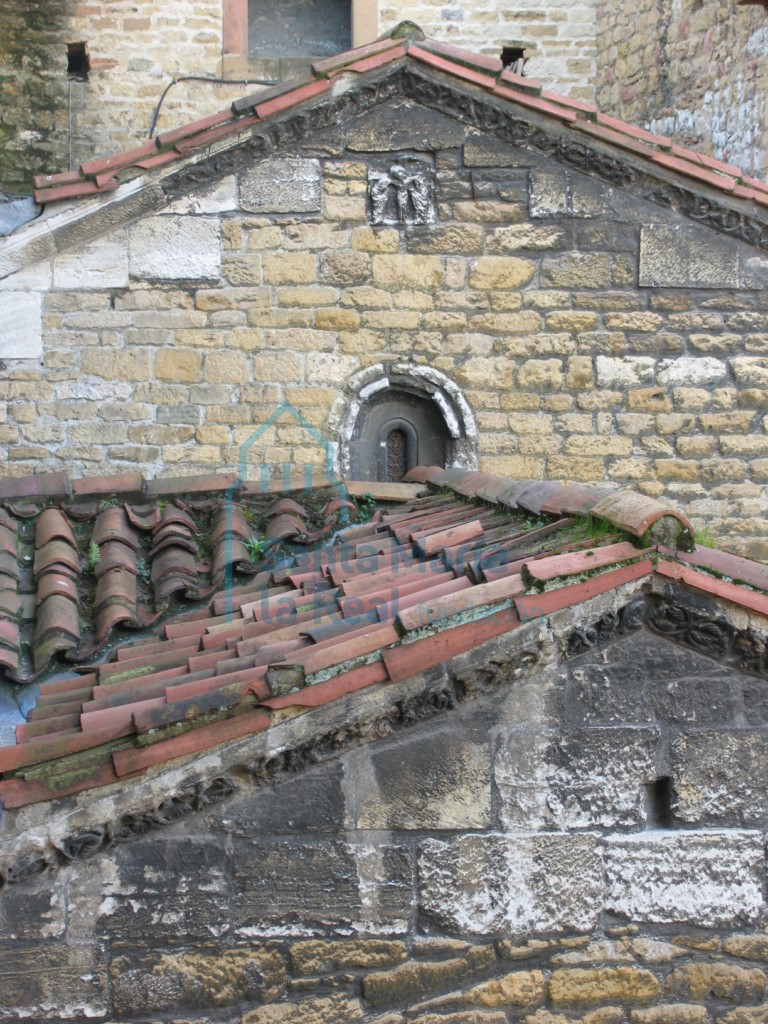 Relieve del calvario, exterior de la cámara santa