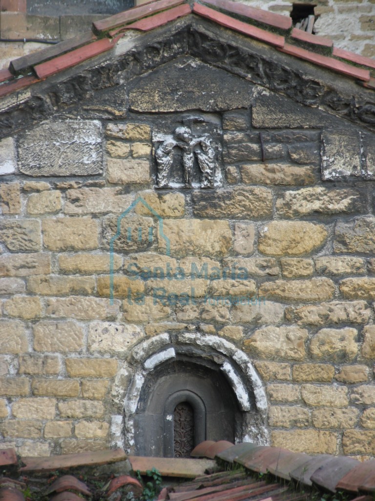 Relieve del calvario, exterior de la cámara santa