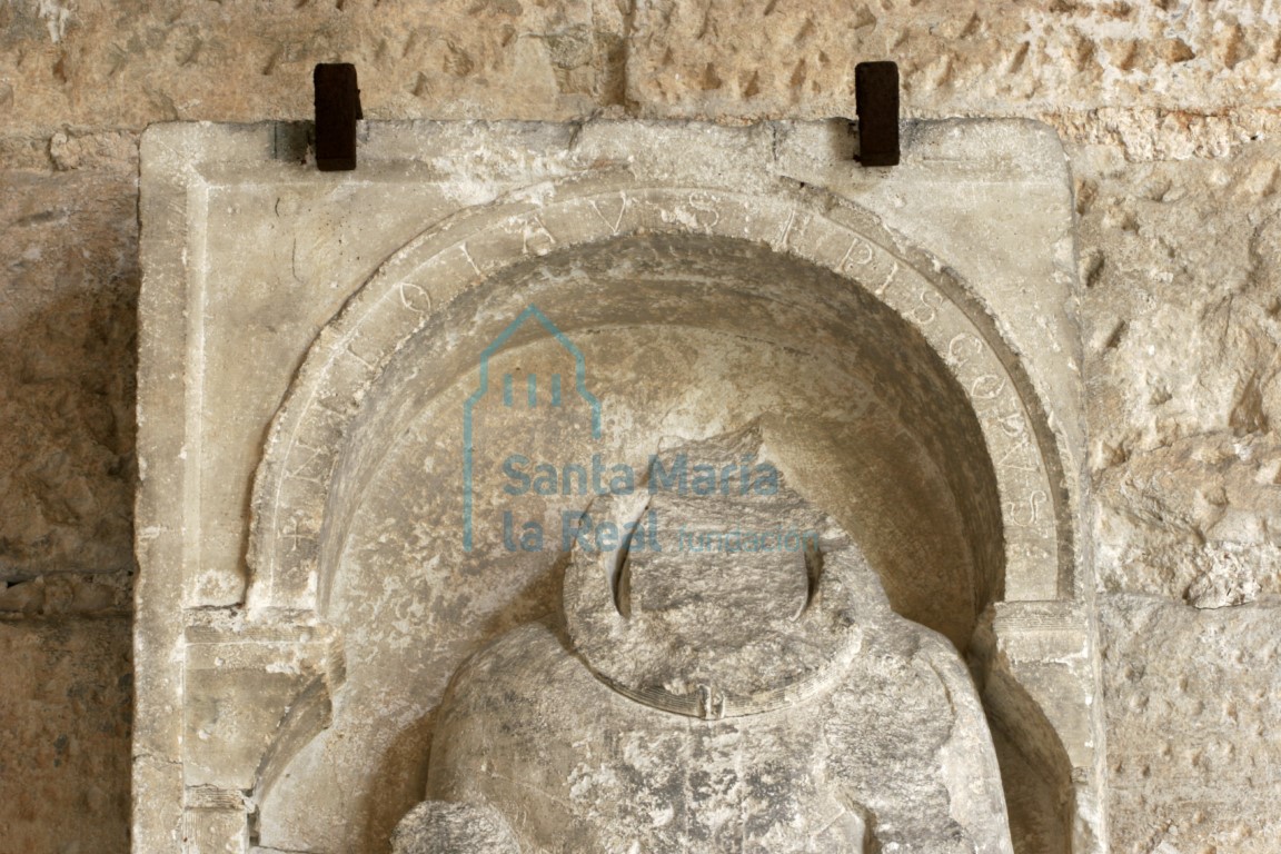 Detalle del relieve de una santa