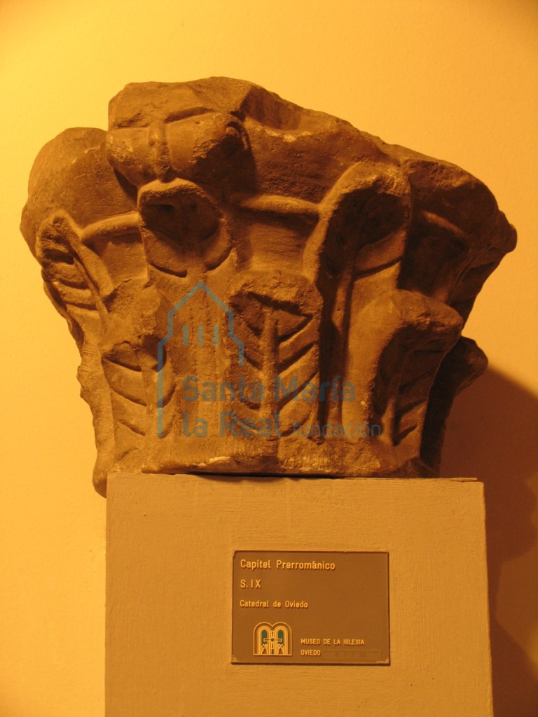 Capiteles prerrománicos del siglo IX (en el Vestíbulo) Capiteles prerrománicos del siglo IX (en el Vestíbulo)