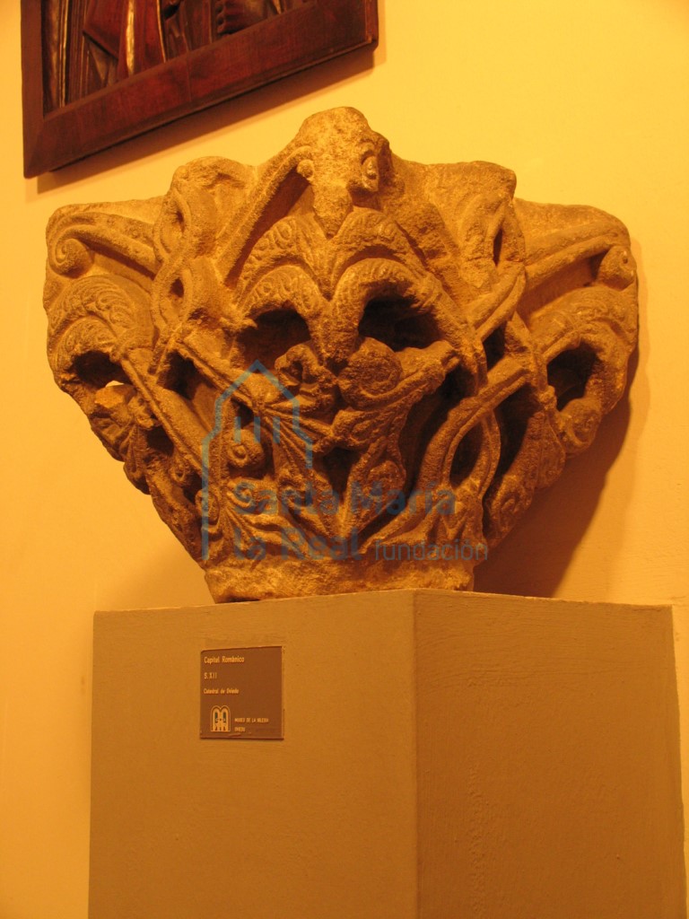 Capiteles prerrománicos del siglo IX (en el Vestíbulo)