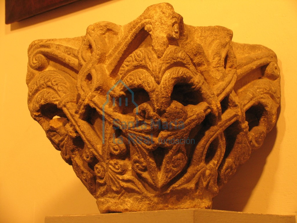 Capiteles prerrománicos del siglo IX (en el Vestíbulo)