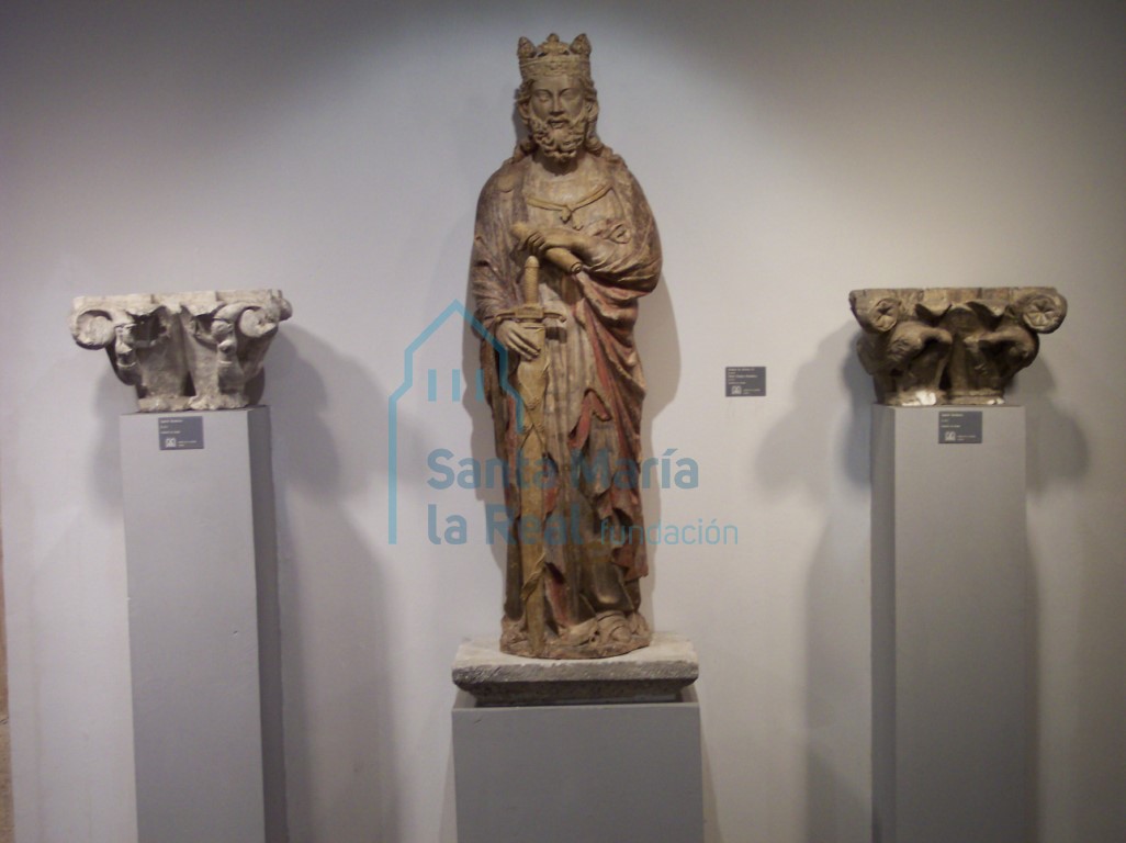Capiteles de la catedral y estatua de Alfonso XI, del siglo XIV (sala 1)