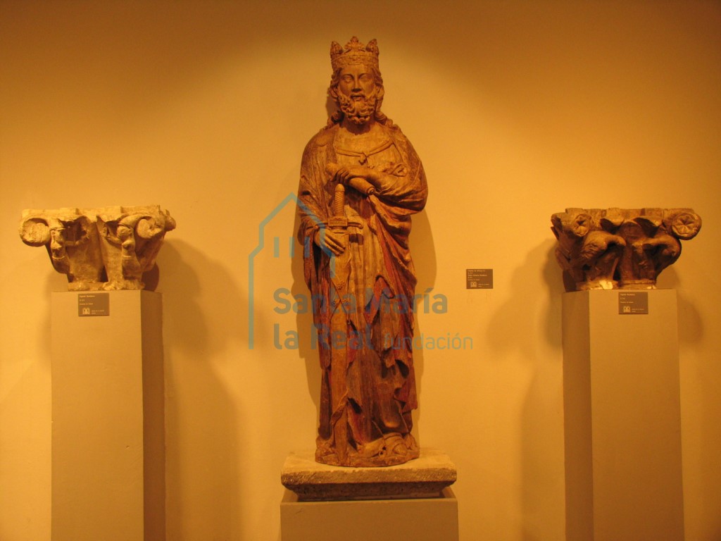Capiteles de la catedral y estatua de Alfonso XI, del siglo XIV (sala 1)