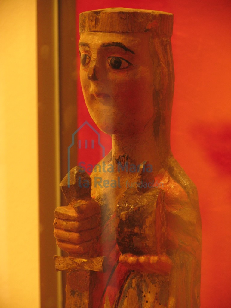Detalle de la talla de Santa Catalina (sala 1- vitrina 1)