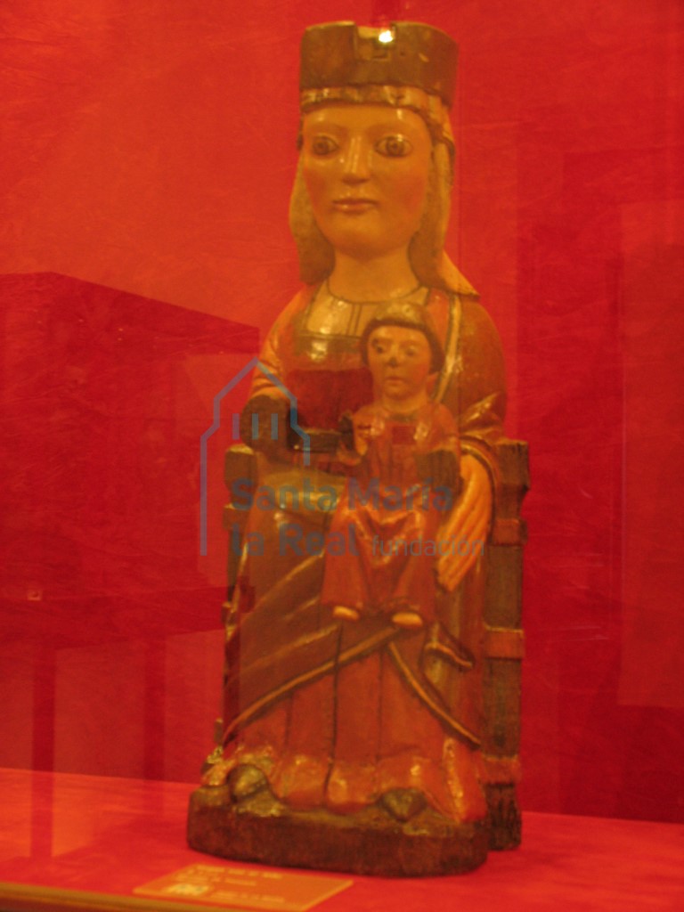 Talla de la Virgen con niño (sala 1- vitrina 2)