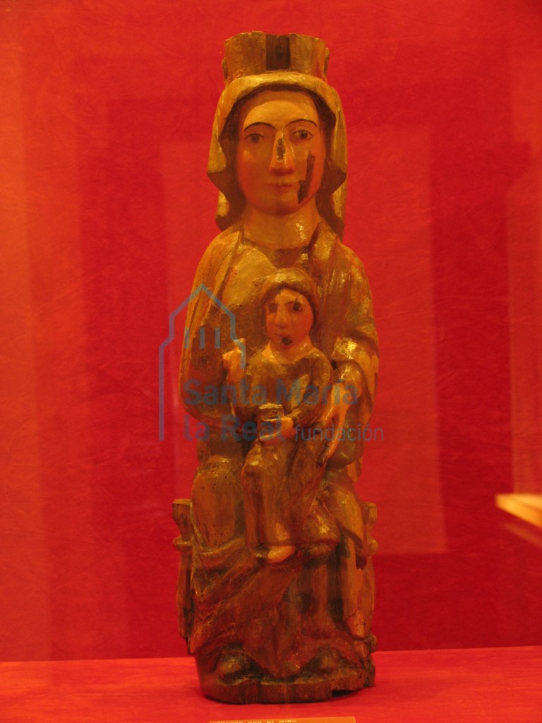 Talla de la Virgen con niño (sala 1- vitrina 2)