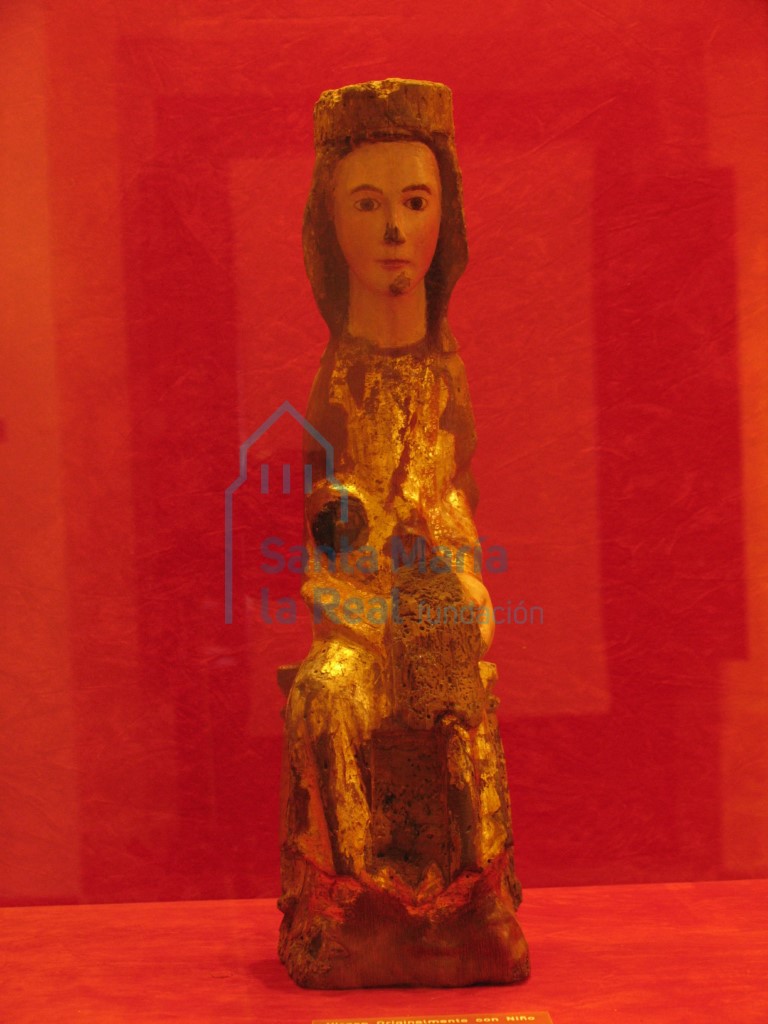Talla de la Virgen con niño (sala 1- vitrina 2)