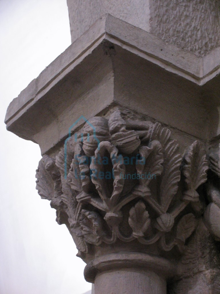 Capitel decorado con motivos vegetales