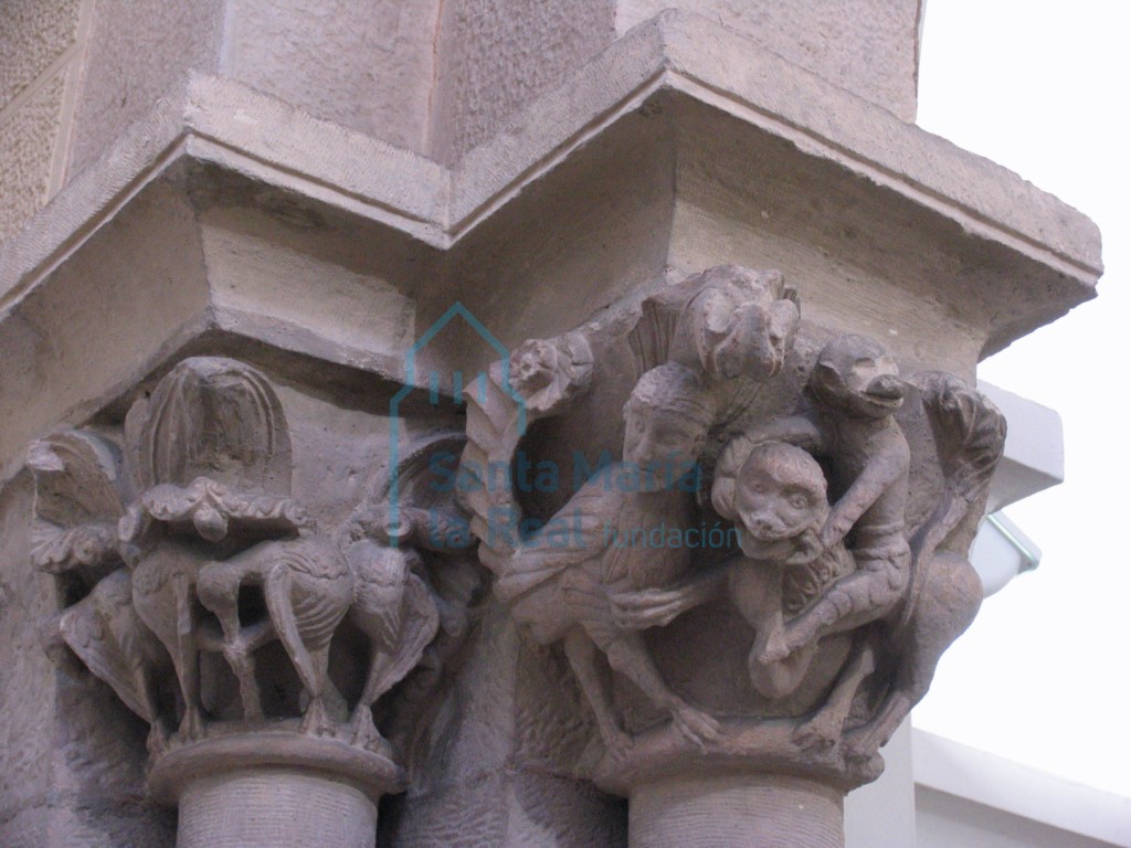 Capiteles del arco triunfal. Lado del evangelio. Aves entre follaje y mono sobre un león  junto a una arpía