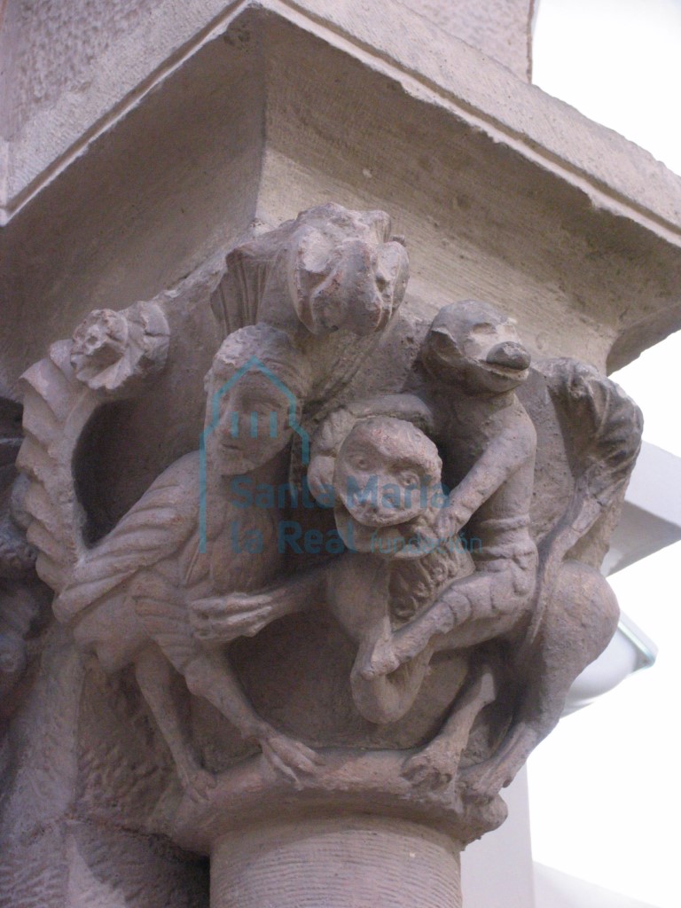 Capitel del arco triunfal. Lado del evangelio. Mono sobre león y arpía