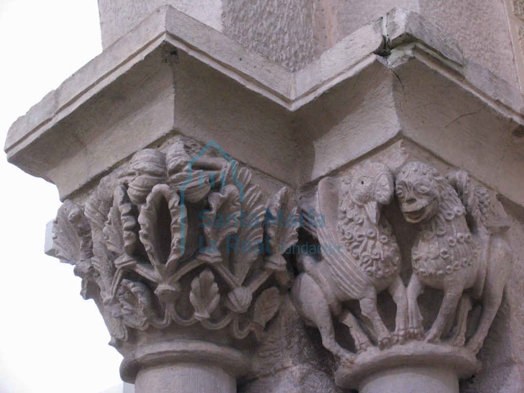 Capiteles del arco triunfal. Uno decorado con motivos vegetales y otro con un grifo y un león afrontados