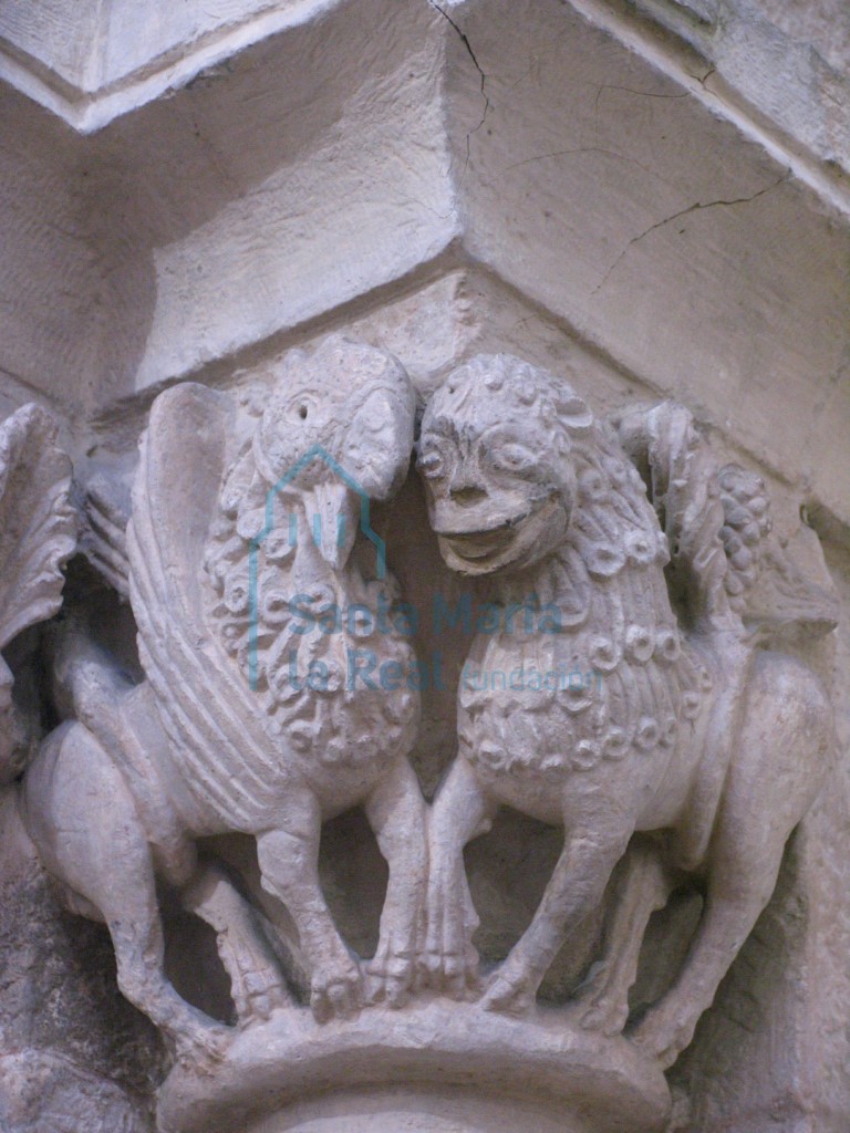 Capitel del arco triunfal. Grifo y león afrontados