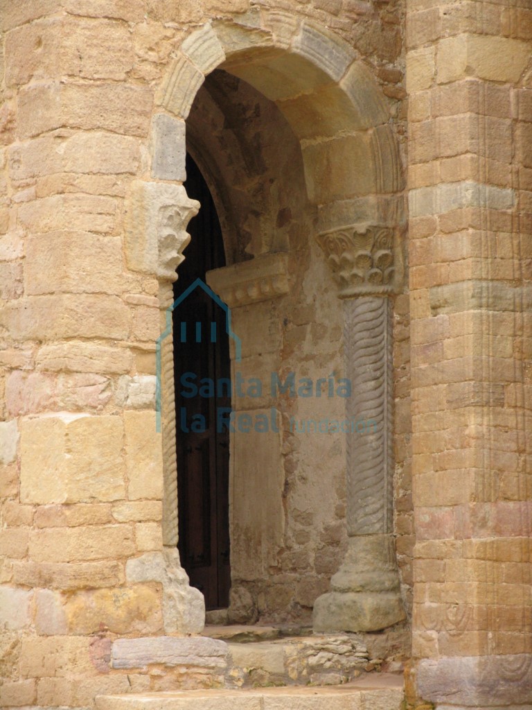 Acceso a la portada norte